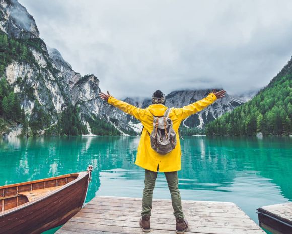 Viajes Organizados a Colombia • La Colombia Real • Persona en Lago entre Montañas