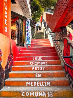 Comunas de Medellín • La Colombia Real • Comuna 13 • Escaleras con Murales