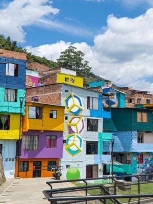 Comunas de Medellín • La Colombia Real • Comuna 3 • Macro Mural Constelaciones