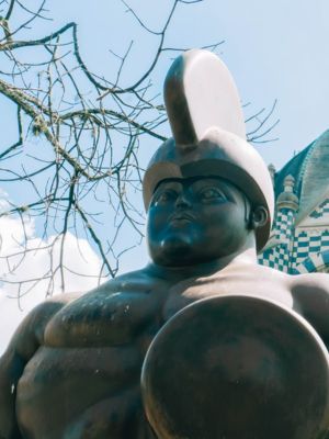 ¿Medellín es Peligroso? Guía para Visitar la Ciudadcon Seguridad • La Colombia Real • Estatua Botero Medellín