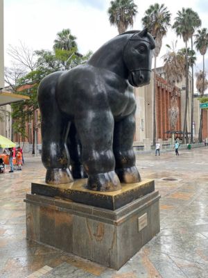 Qué Hacer en Medellín en 2025: Guía Definitiva de Actividades Imprescindibles • La Colombia Real • Escultura Botero