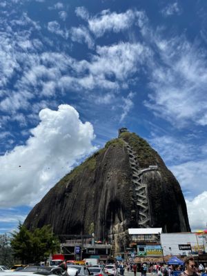 Qué Hacer en Medellín en 2025: Guía Definitiva de Actividades Imprescindibles • La Colombia Real • Piedra Peñol, Guatapé