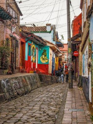 El Chorro de Quevedo en Bogotá • La Colombia Real • Calle Embudo
