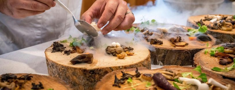 Zona G de Bogotá, terrazas, restaurantes y cafés donde disfrutar de un ambiente gastronómico auténtico • La Colombia Real • Preparación de platos