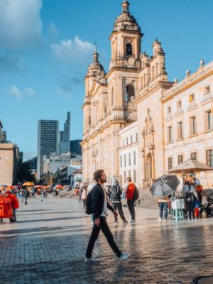 Es seguro Viajar a Colombia • Hero • Paseando por Bogotá • La Colombia Real